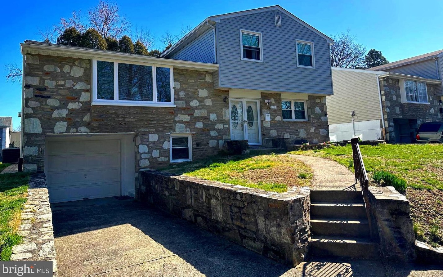 479 Woodhaven Rd, Philadelphia, PA 19116-2406