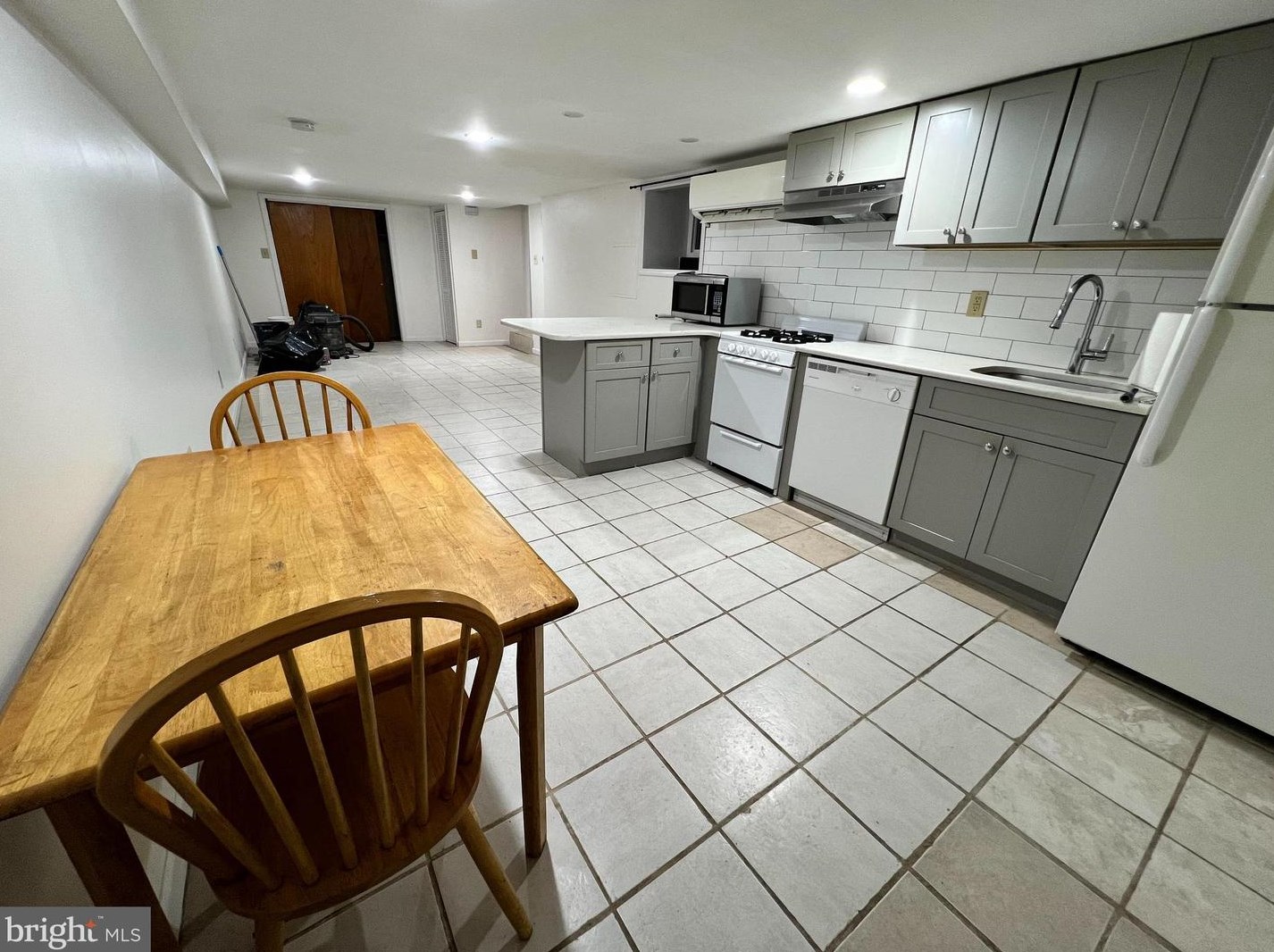 2048 S 21st St #b, Philadelphia, PA 19145
