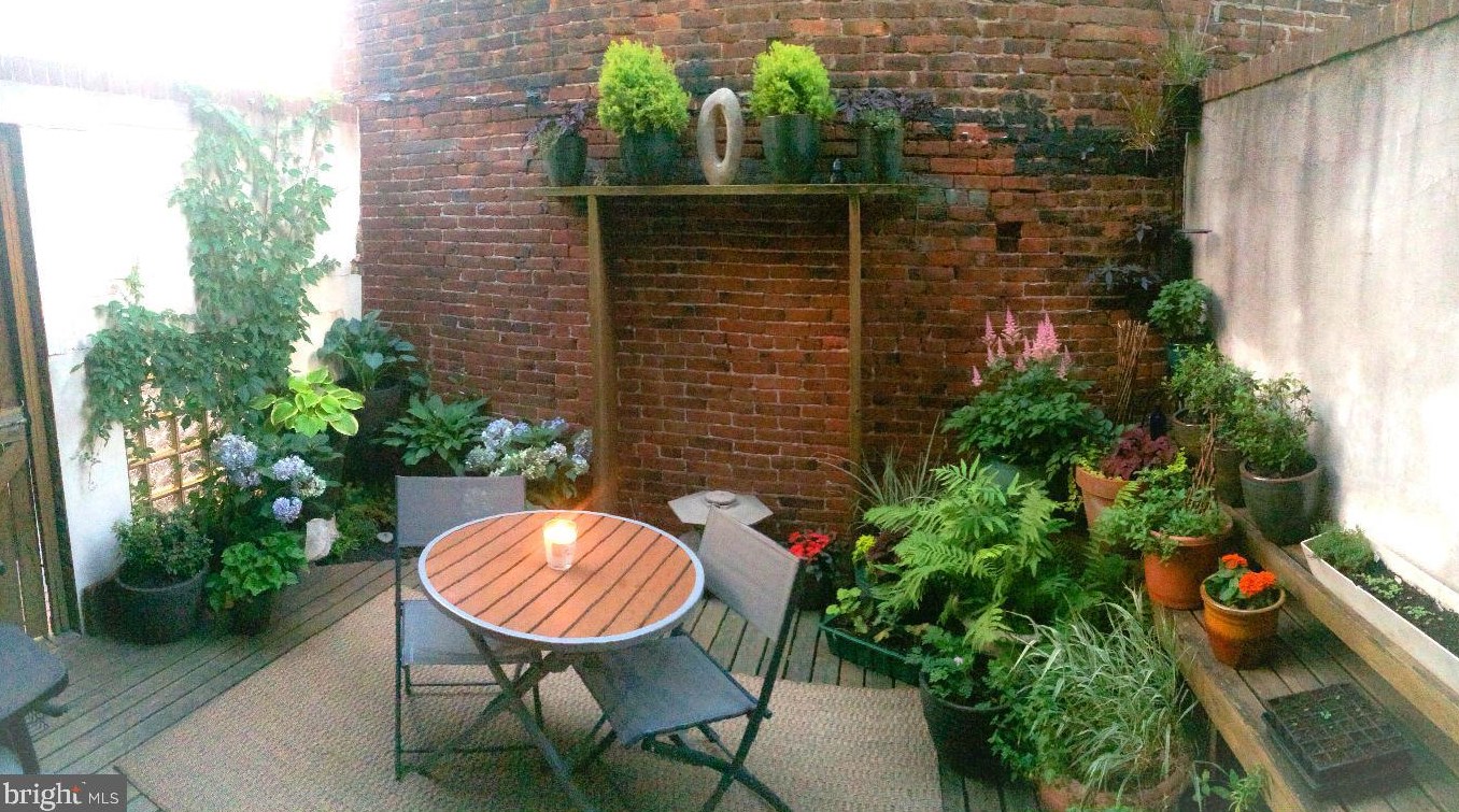 2610 Poplar St, Philadelphia PA  19130-1309 exterior