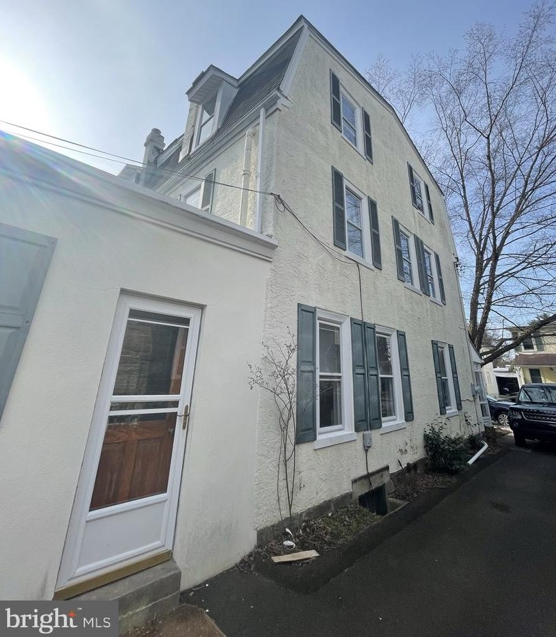 8135 Shawnee St, Philadelphia, PA 19118-3950