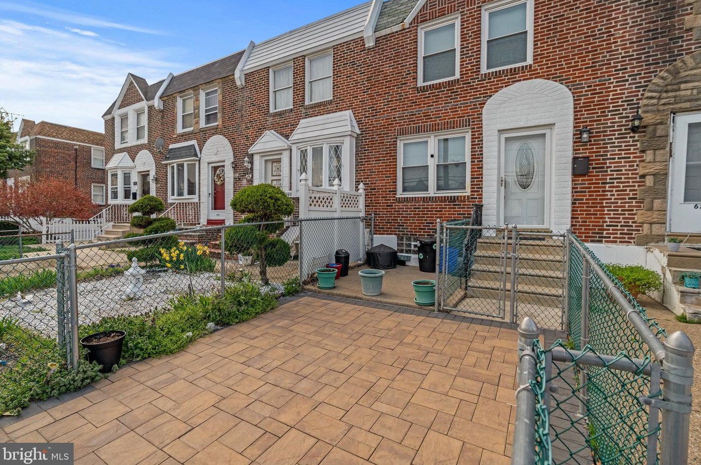 6262 Walker St, Philadelphia, PA 19135-3508