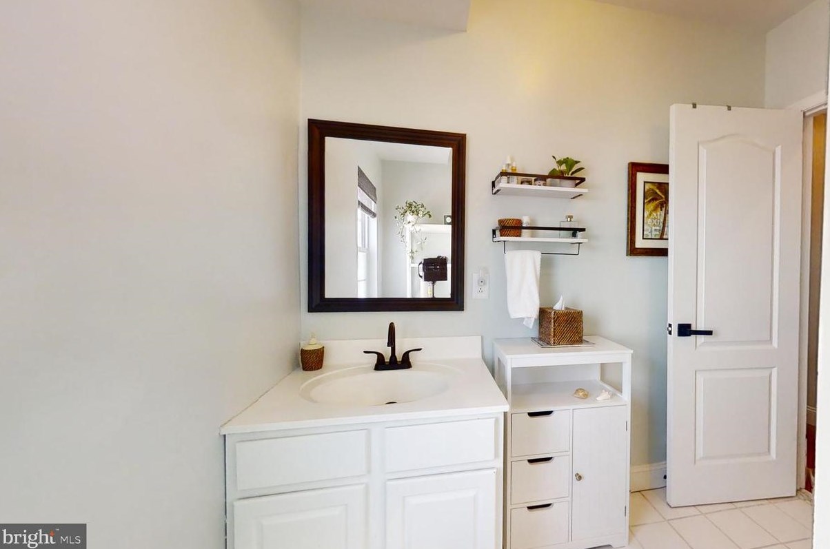 345 Delmar St, Philadelphia PA  19128-4505 exterior