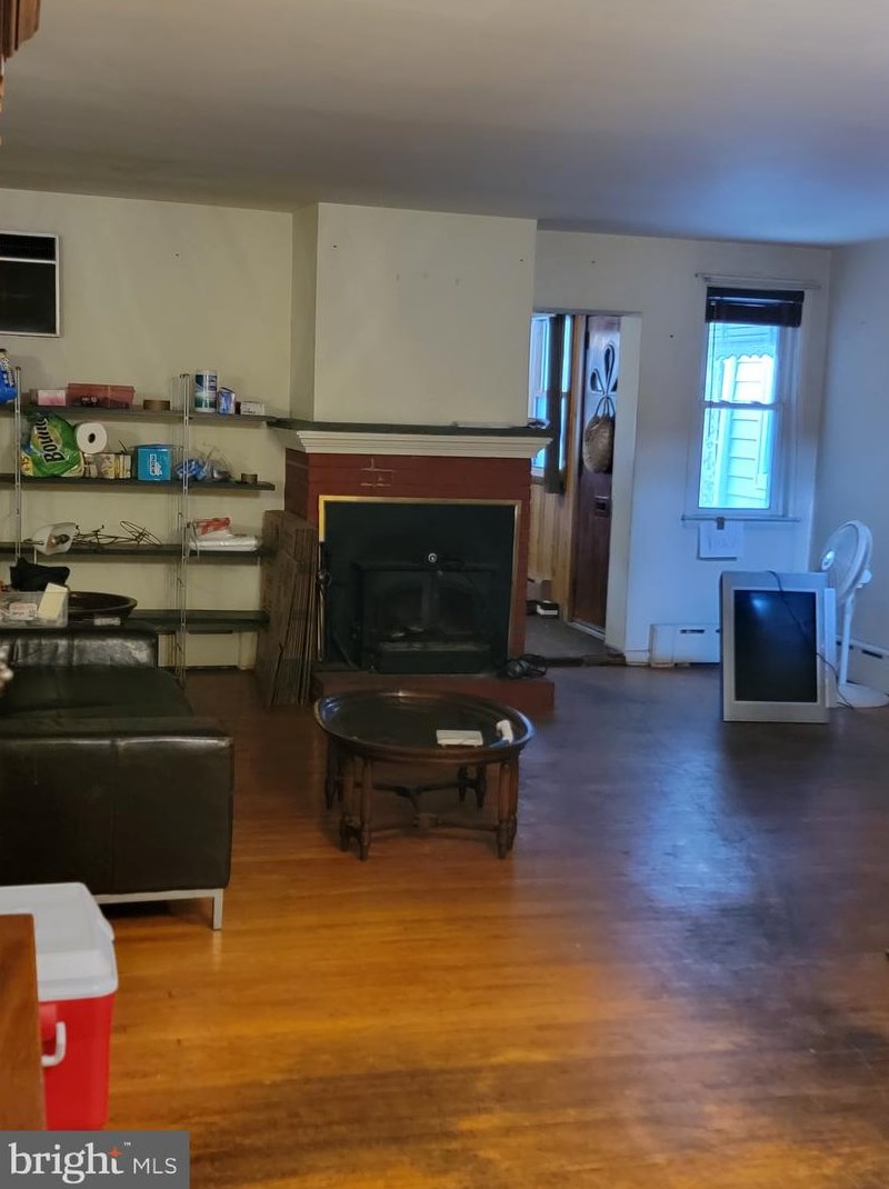 5921 Oxford St, Philadelphia, PA 19151-3527