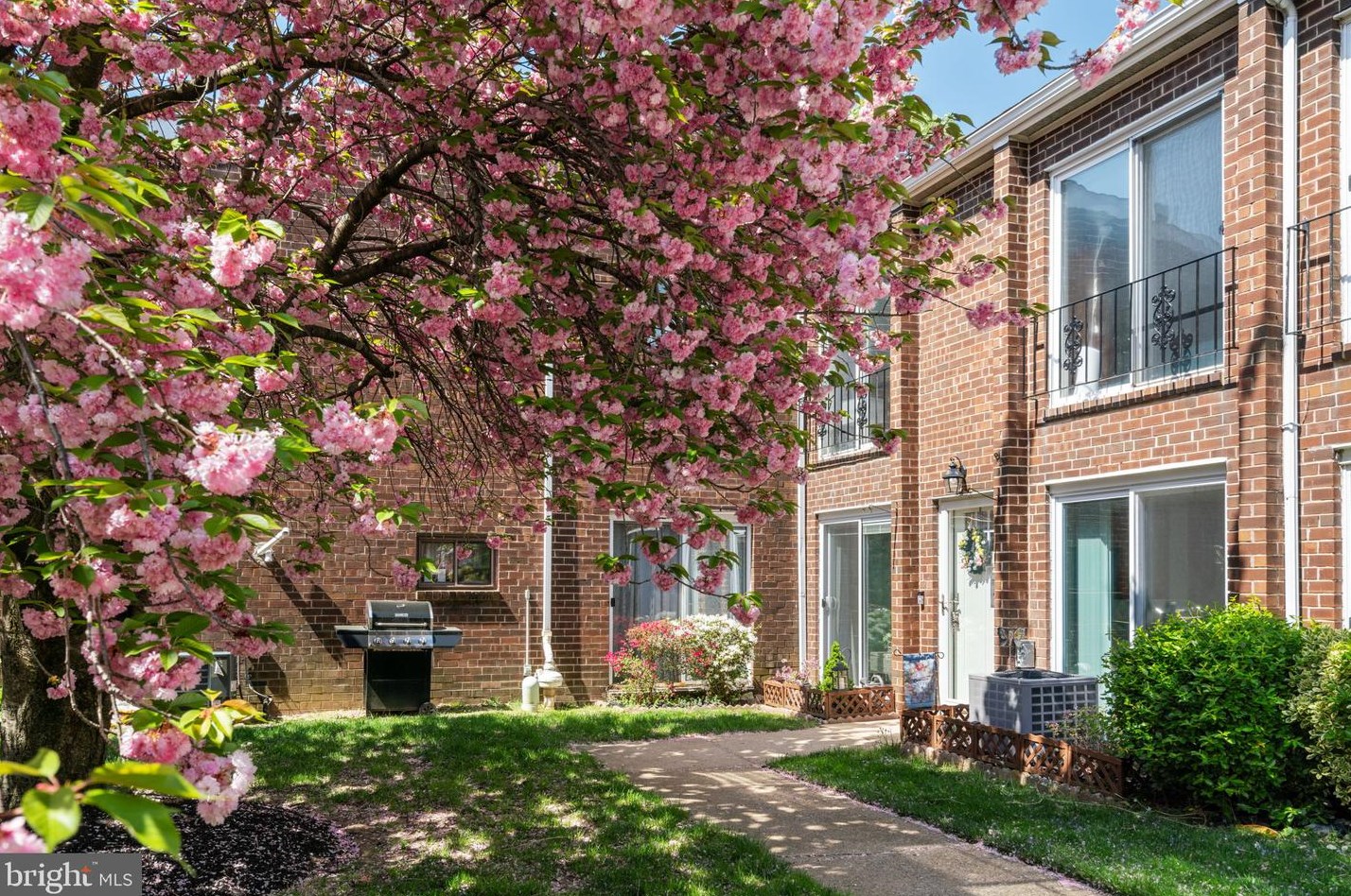 9001 Ridge Ave, Philadelphia PA  19128-1041 exterior