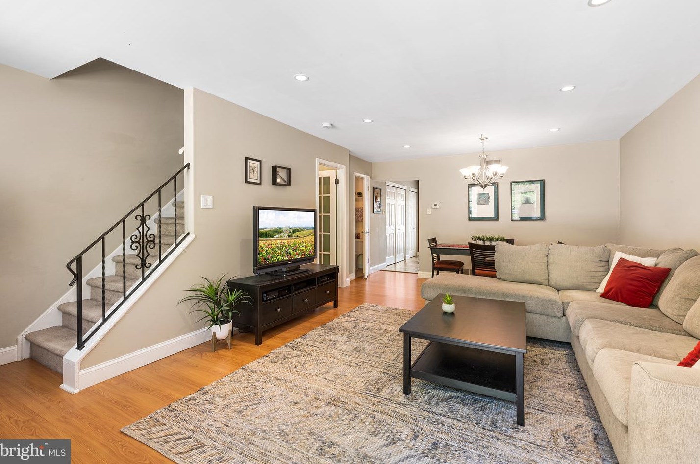 4878 Smick St, Philadelphia, PA 19127-1911