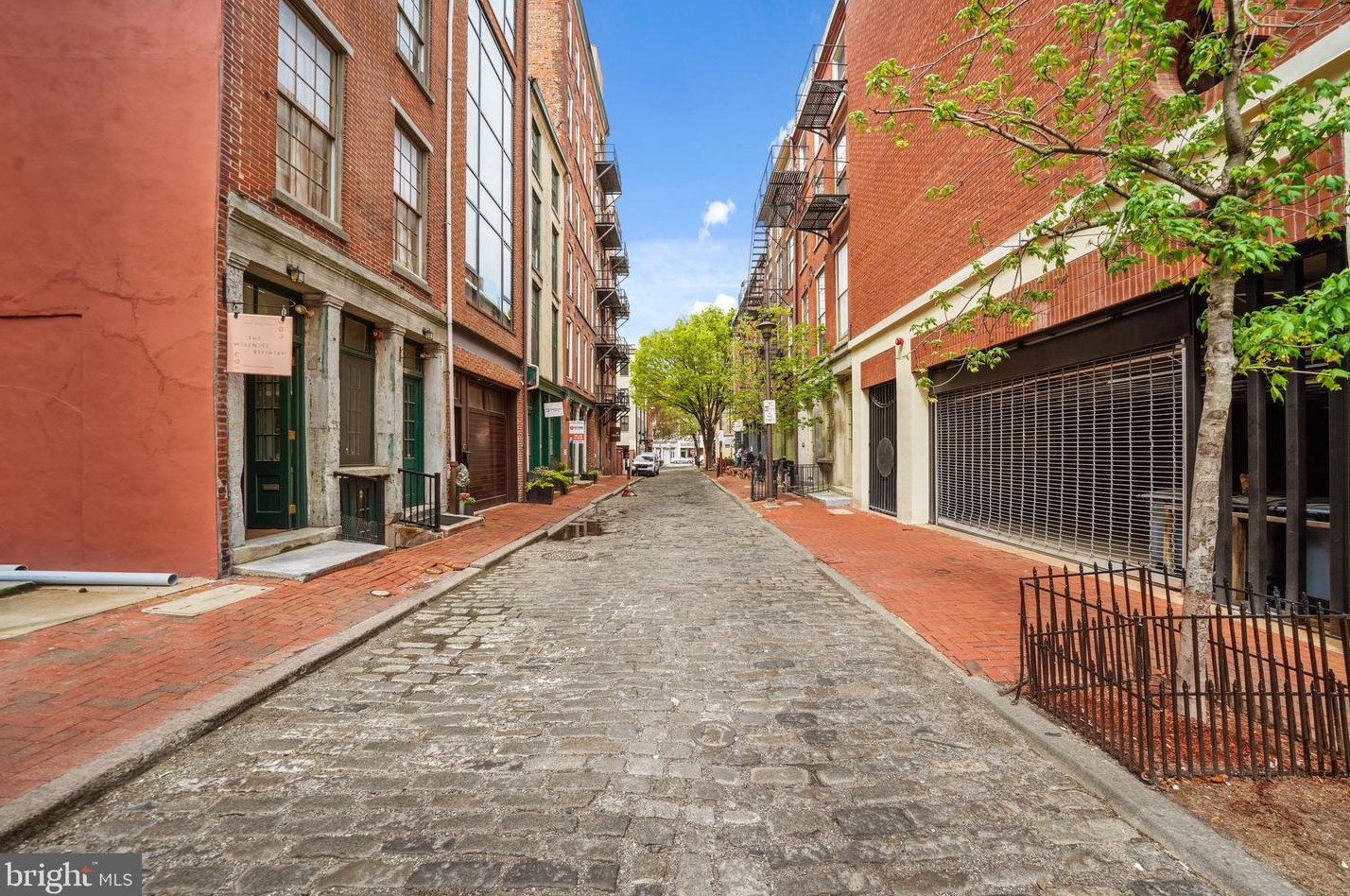 211 Church St, Philadelphia PA  19106-4520 exterior