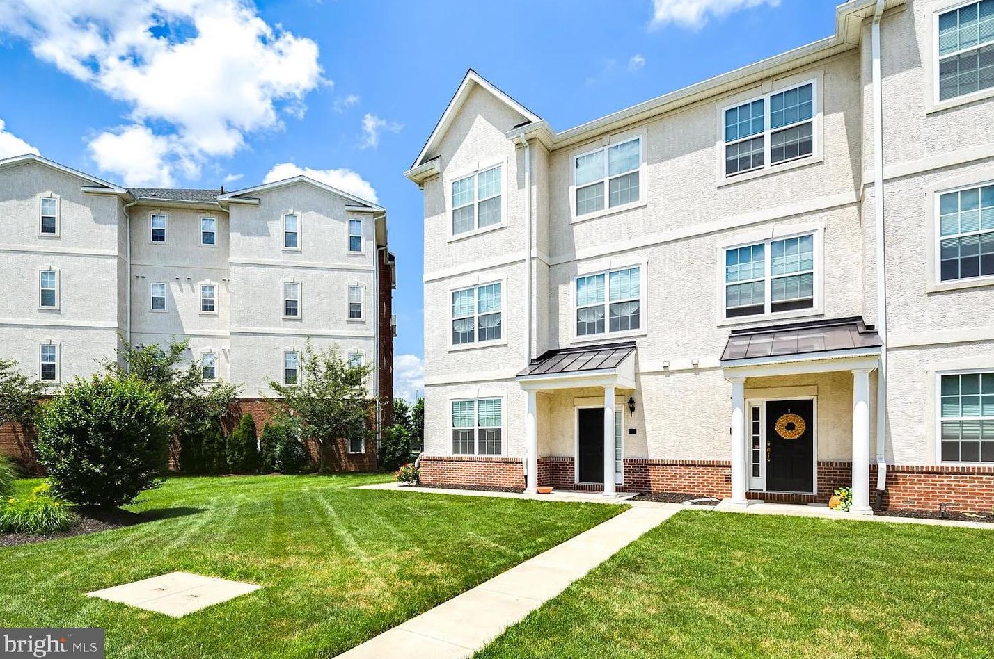 2021 Capri Dr, Philadelphia, PA 19145