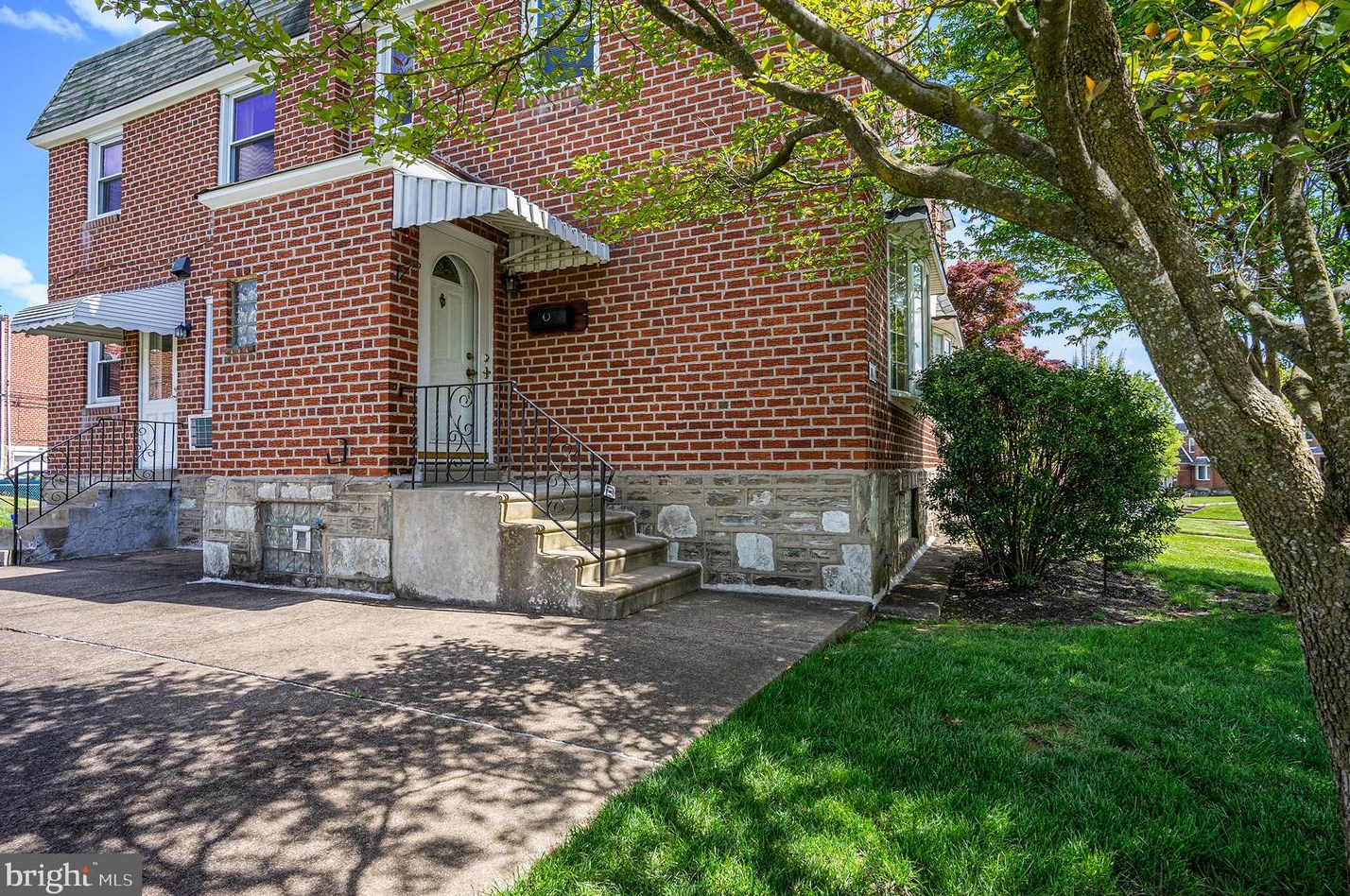829 Medway Rd, Philadelphia, PA 19115-1313