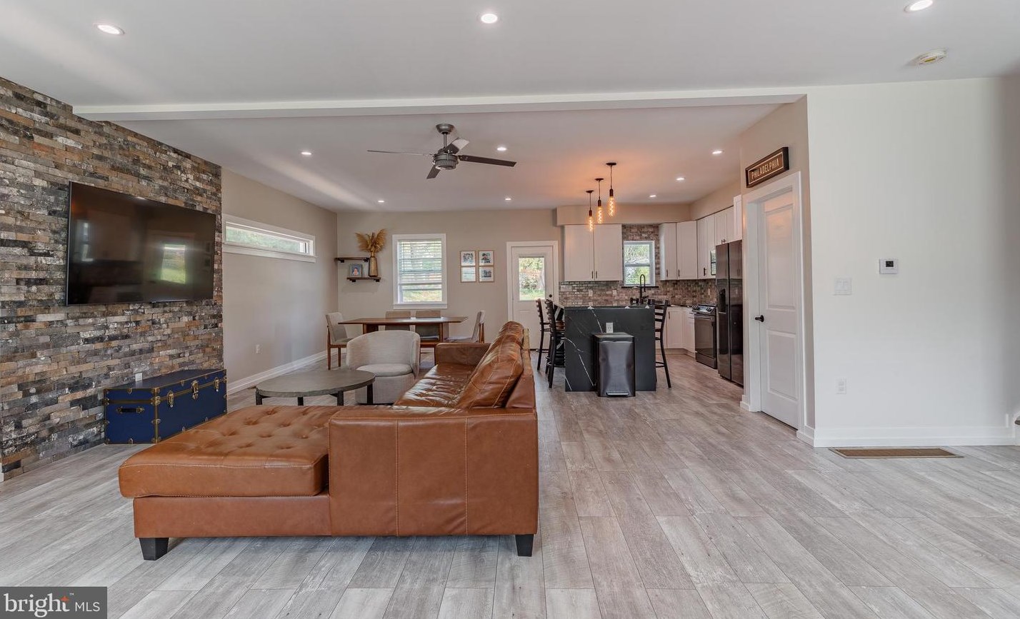 830 Cathedral Rd, Philadelphia PA  19128-2118 exterior