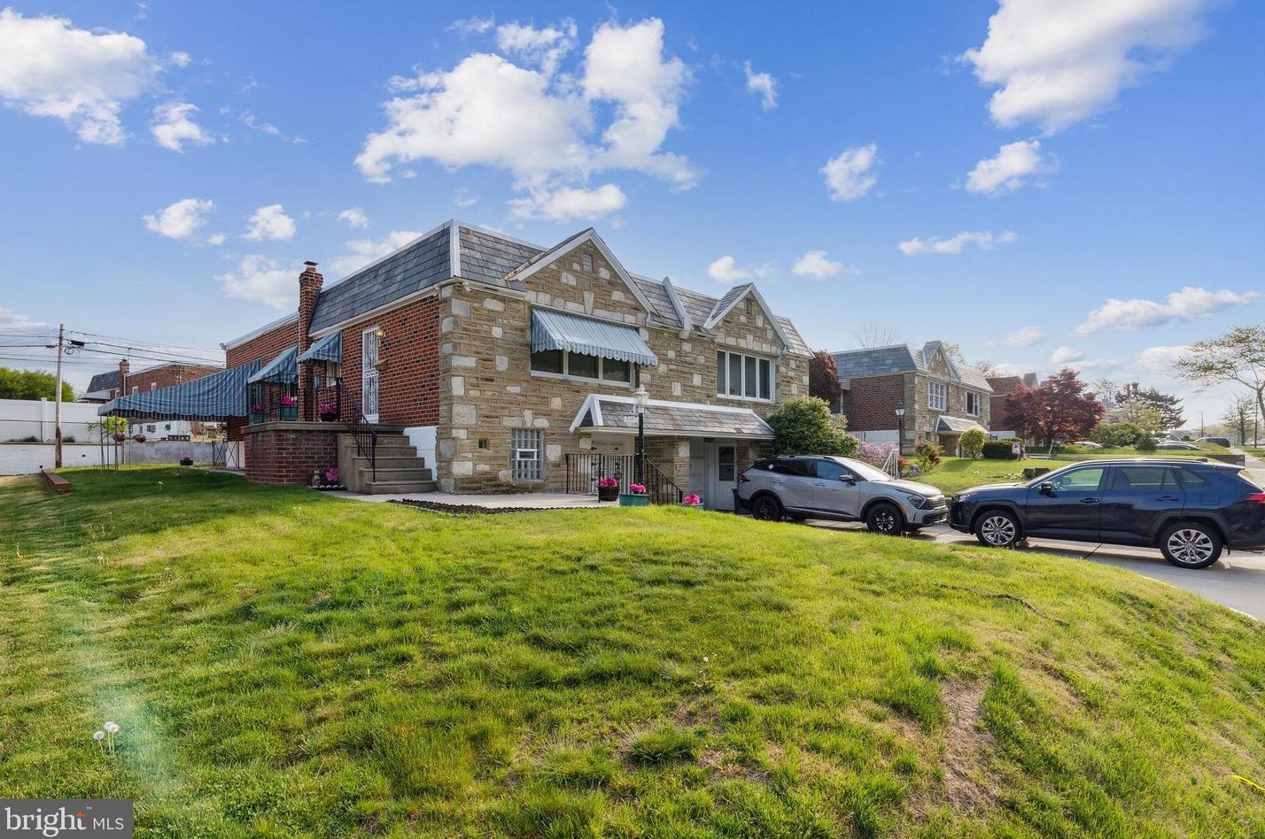 2815 Holme Ave, Philadelphia, PA 19152-2118