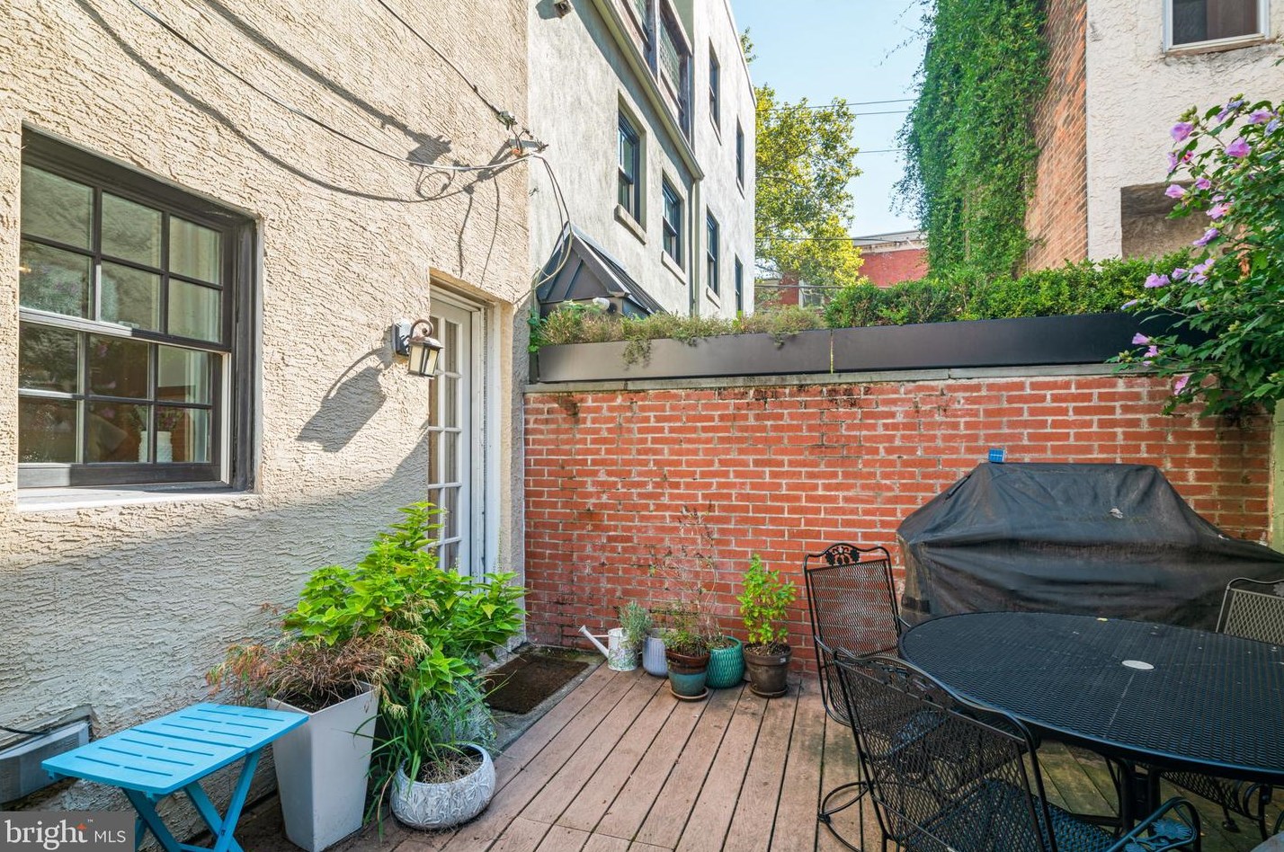 2304 Wallace St, Philadelphia PA  19130-3128 exterior