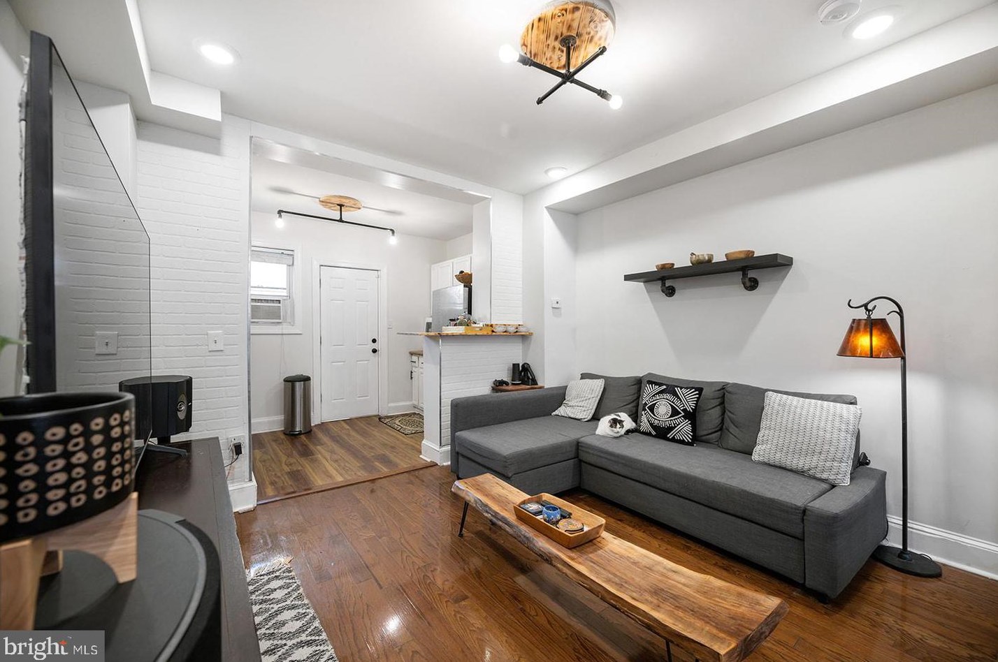 1945 Waterloo St, Philadelphia PA  19122-2424 exterior