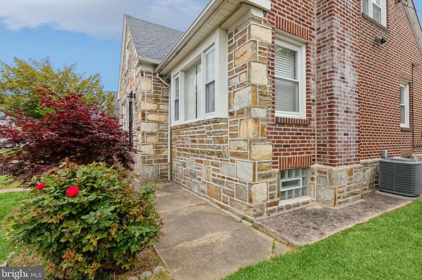 2319 Stanwood St, Philadelphia, PA 19152-2914