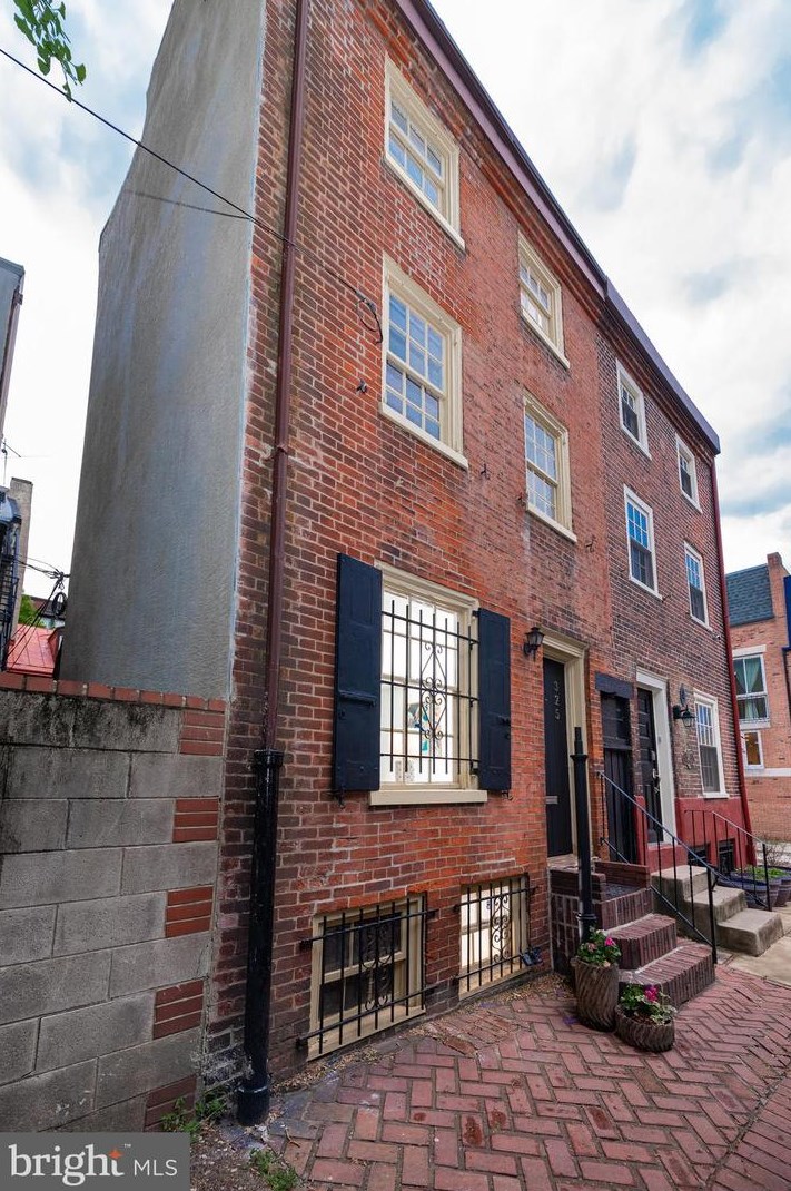 325 Fawn St, Philadelphia, PA 19107-5912