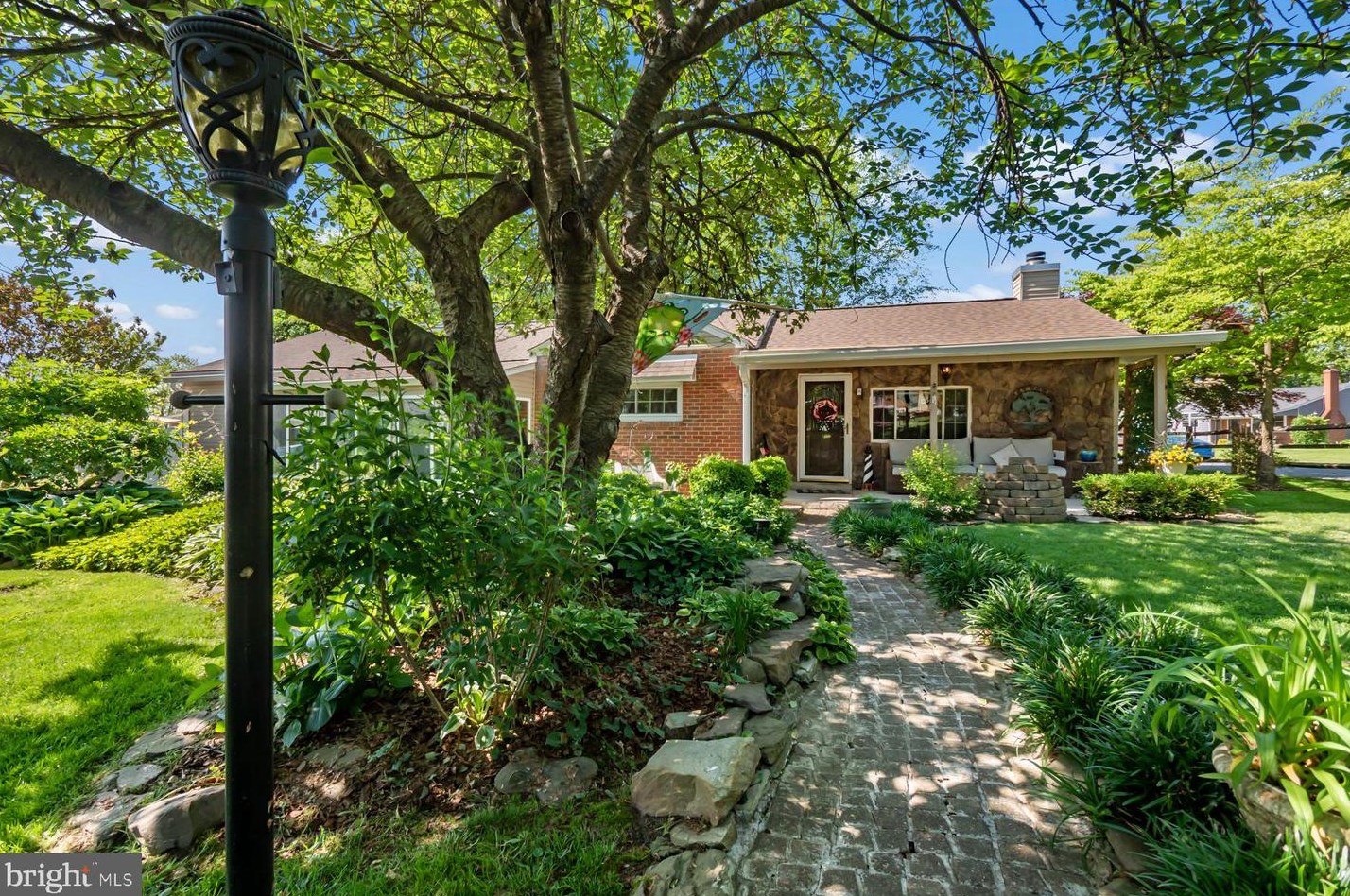 304 Maple Ave, Philadelphia, PA 19116-1016