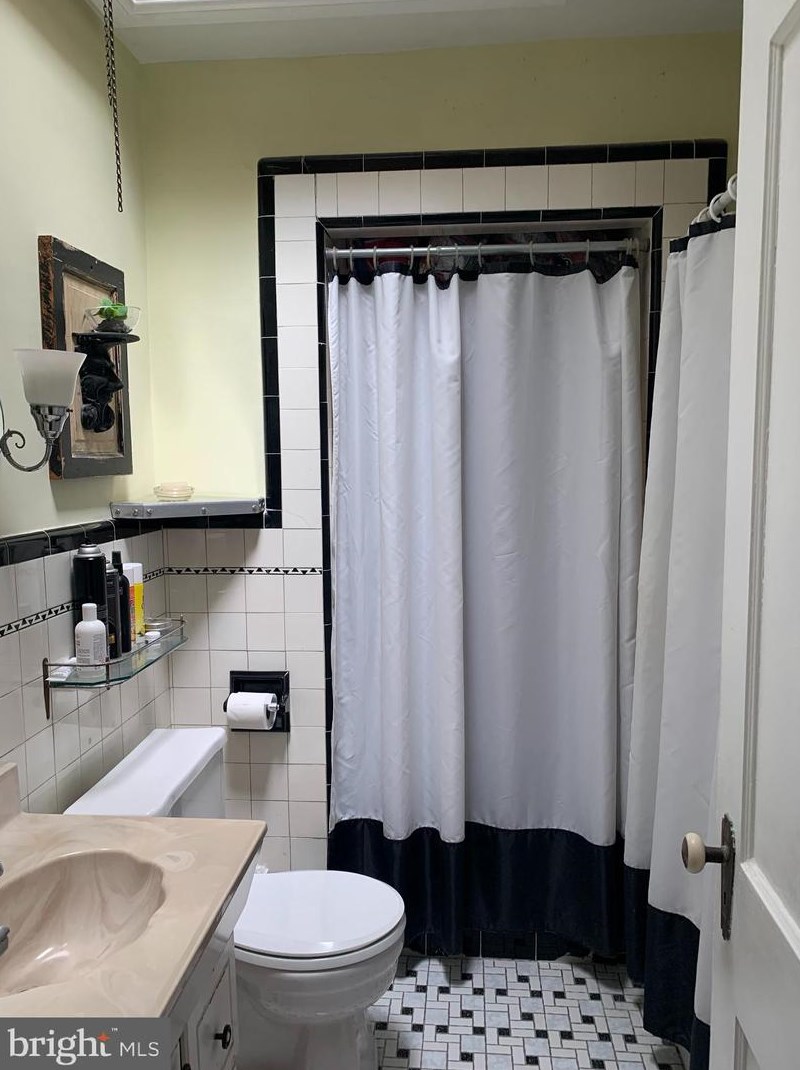 650 Wendover St, Philadelphia PA 19128-1719 exterior