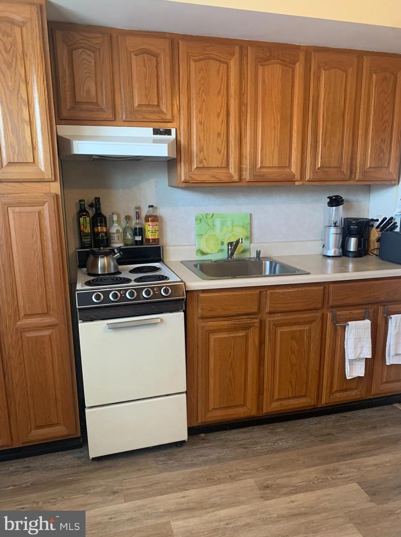 650 Wendover St, Philadelphia PA 19128-1719 exterior