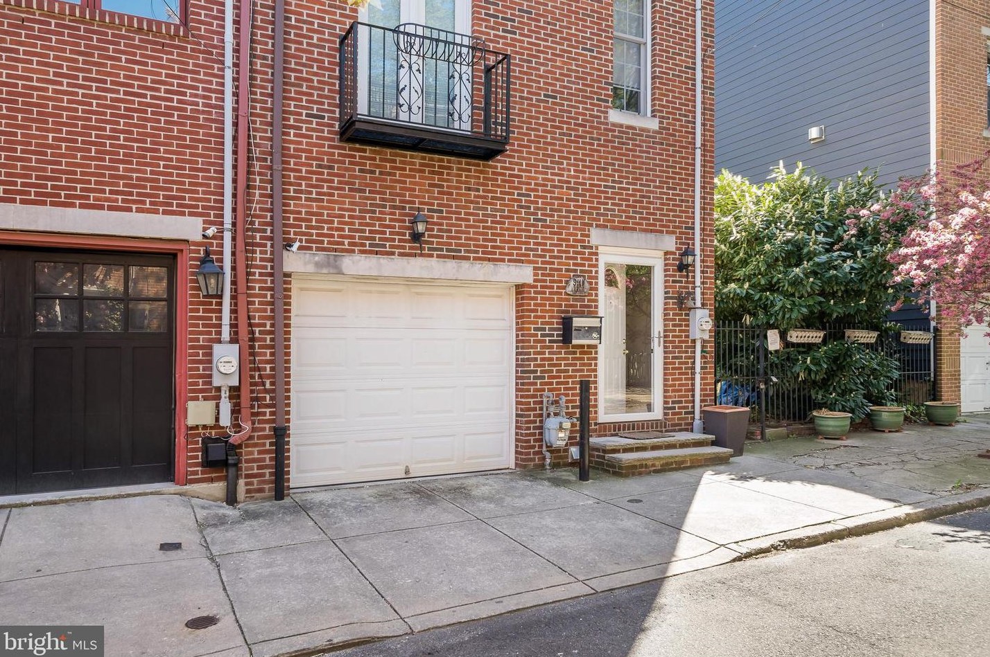 911 Lawrence St, Philadelphia, PA 19123-1415
