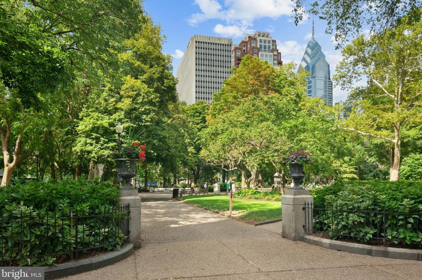 220 Rittenhouse Sq, Philadelphia PA 19103-5709 exterior
