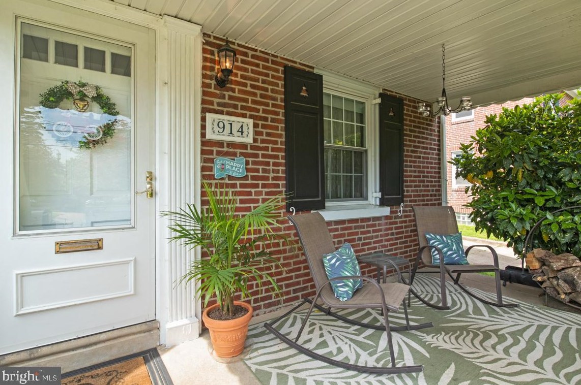 914 Rhawn St, Philadelphia, PA 19111-2627