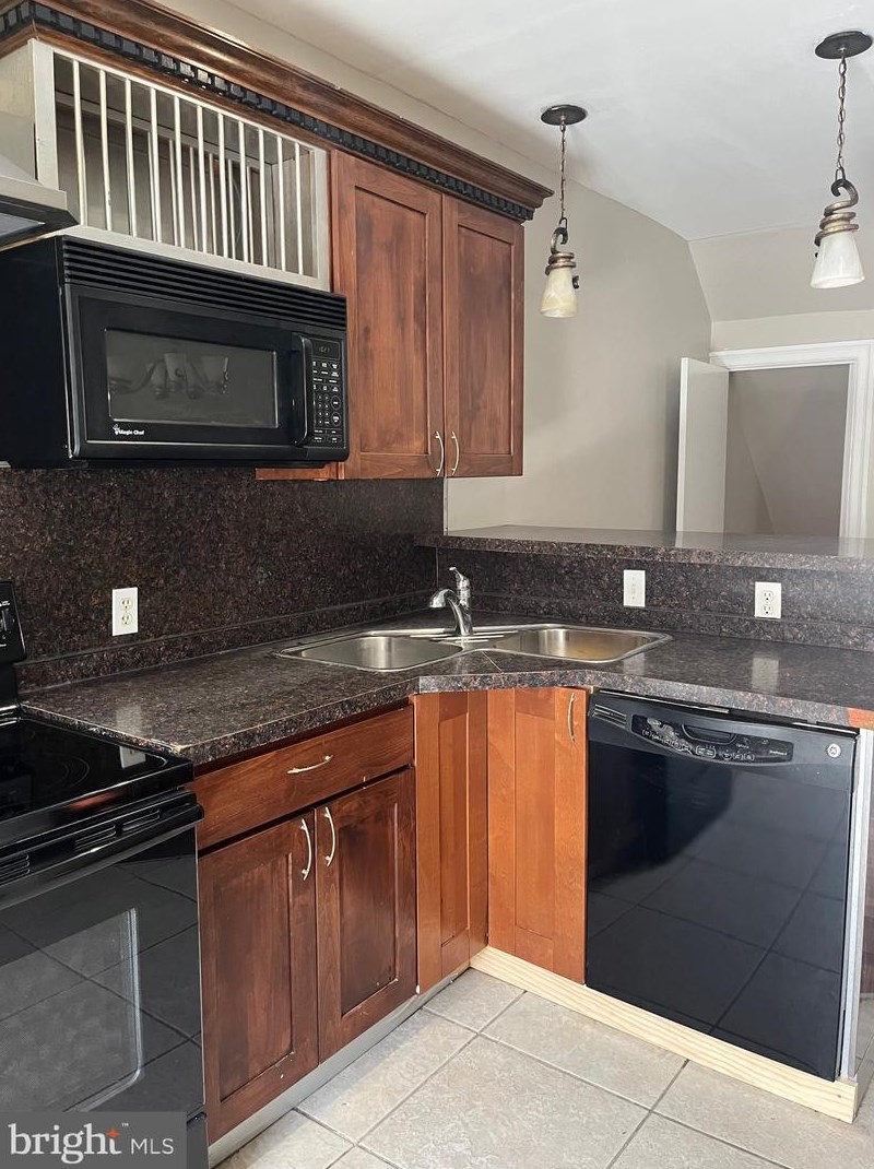 4836 9th St, Philadelphia, PA 19141-3924
