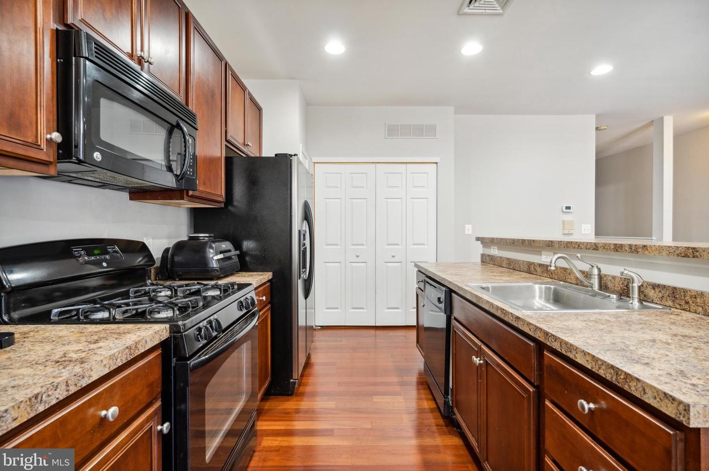 30 Brewerytown Ct, Philadelphia PA 19121-4431 exterior