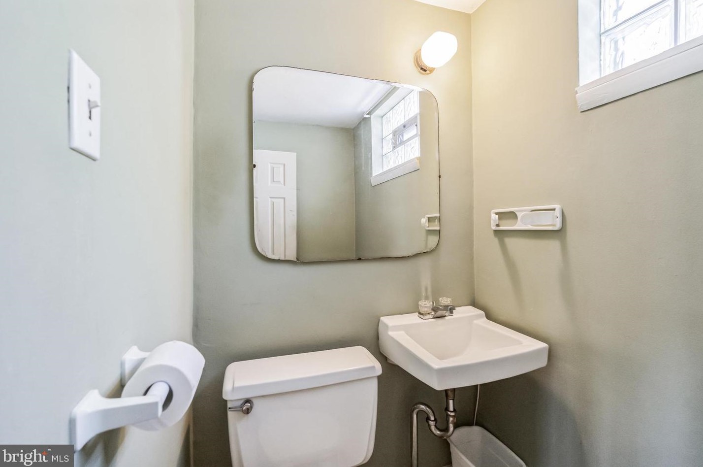 607 Renz St, Philadelphia PA 19128-1419 exterior