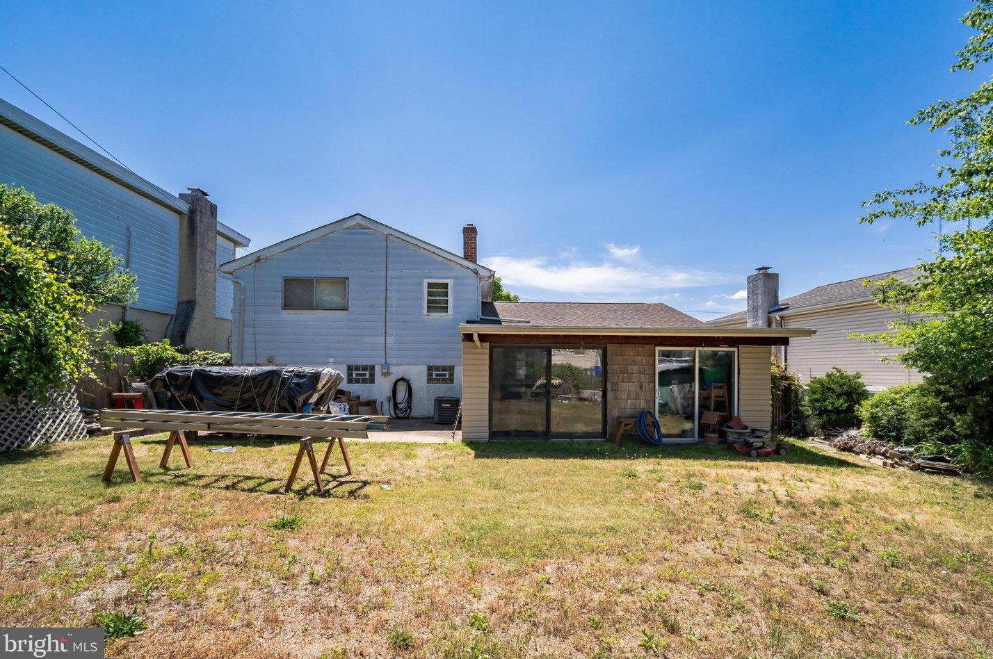 607 Renz St, Philadelphia PA 19128-1419 exterior