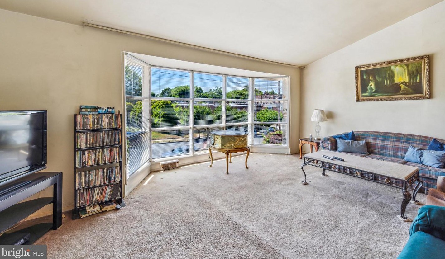 607 Renz St, Philadelphia PA 19128-1419 exterior