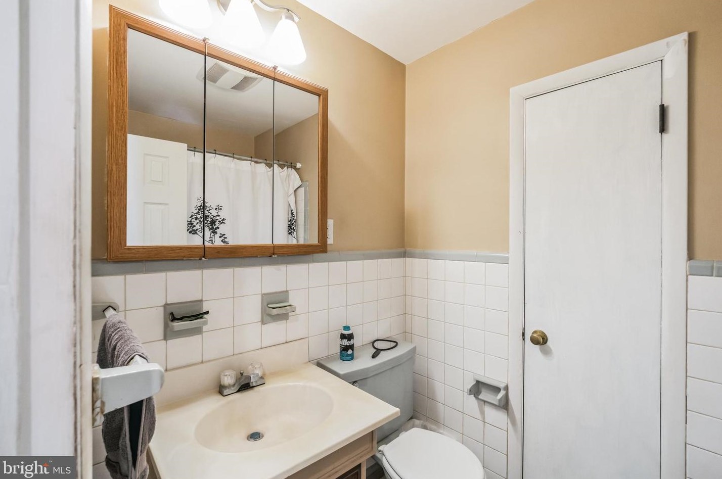 607 Renz St, Philadelphia PA 19128-1419 exterior