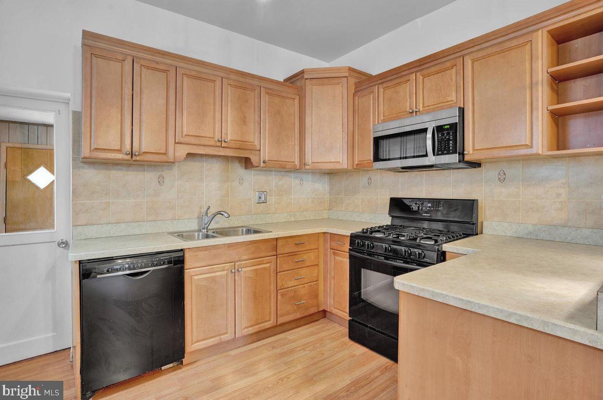 2353 Allegheny Ave, Philadelphia PA  19132-1423 exterior