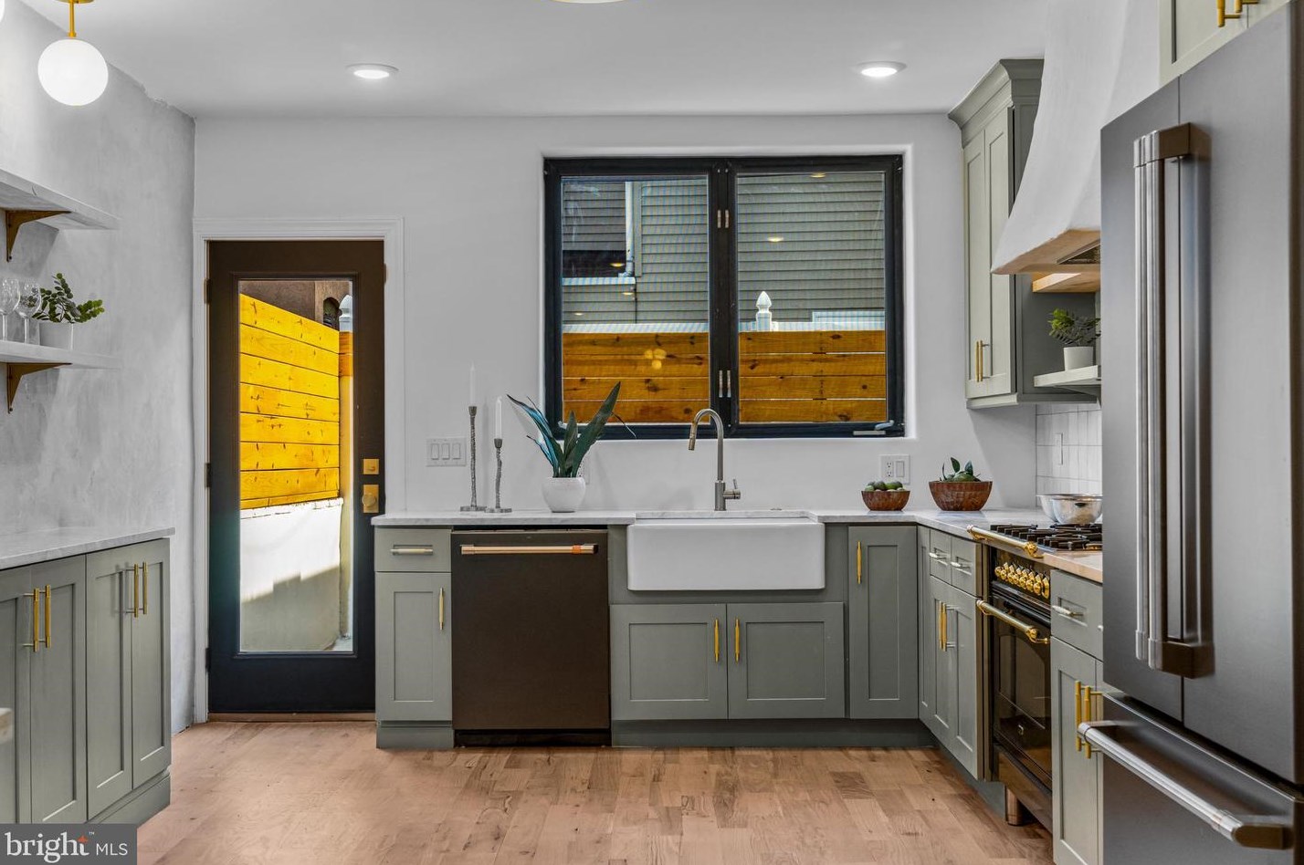 1106 Watkins St, Philadelphia PA  19148-1521 exterior