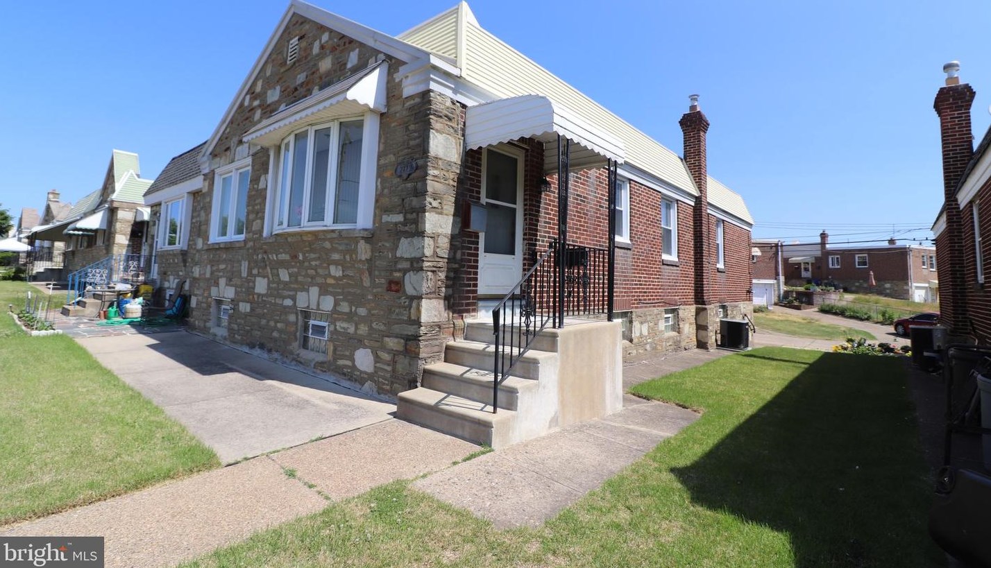 2827 Rhawn St, Philadelphia, PA 19152-3507