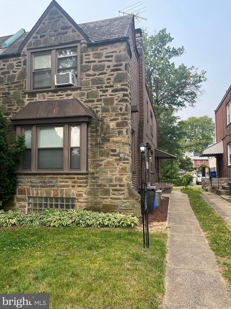 986 Allengrove St, Philadelphia, PA 19124