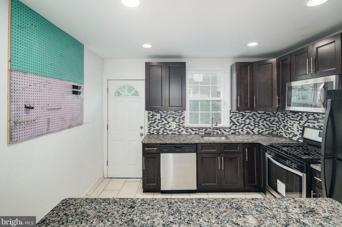 1926 Oakdale St, Philadelphia, PA 19125-1118