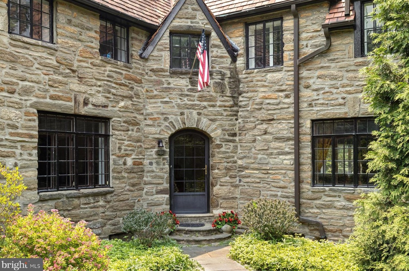9500 Wheelpump Ln, Philadelphia, PA 19118-2628