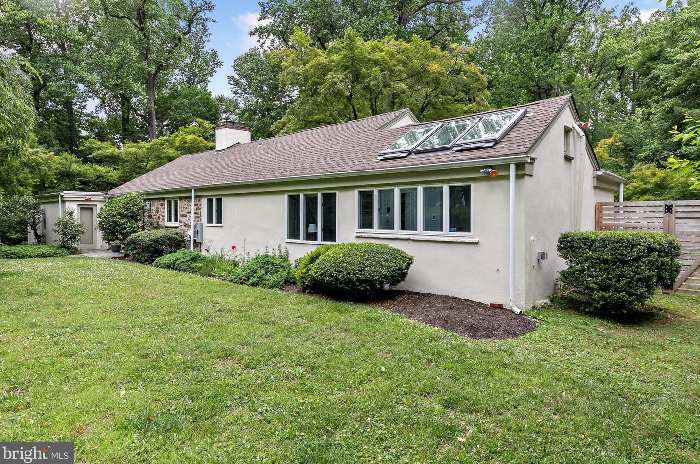 211 Lynnebrook Ln, Philadelphia, PA 19118-2708