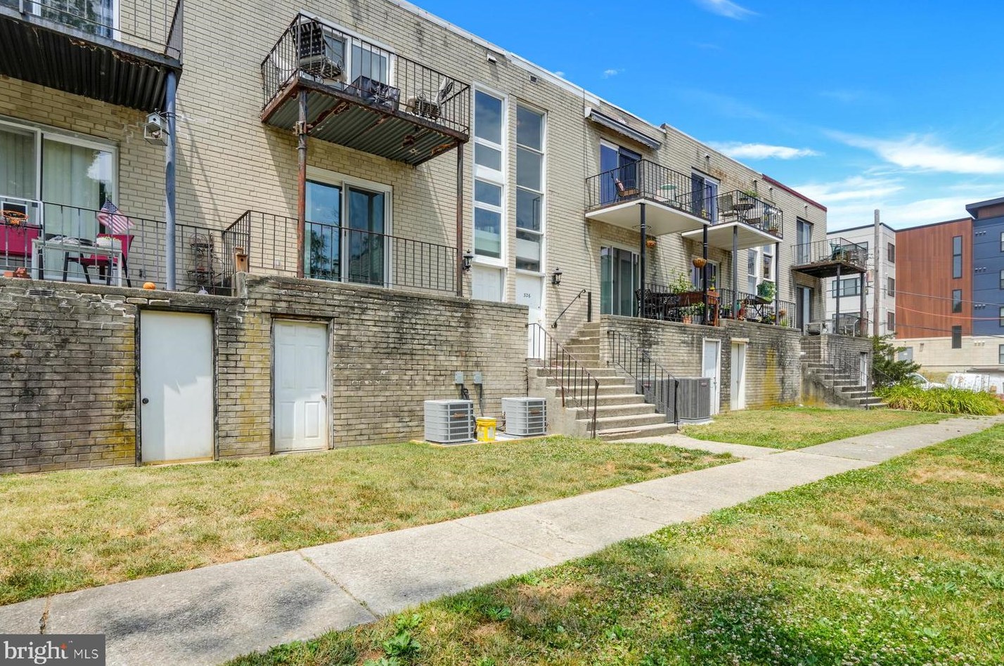 324 Hermit St #1, Philadelphia, PA 19128