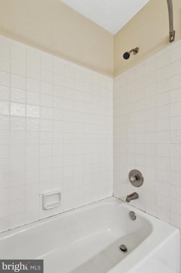 415 Shawmont Ave, Philadelphia PA  19128-4042 exterior