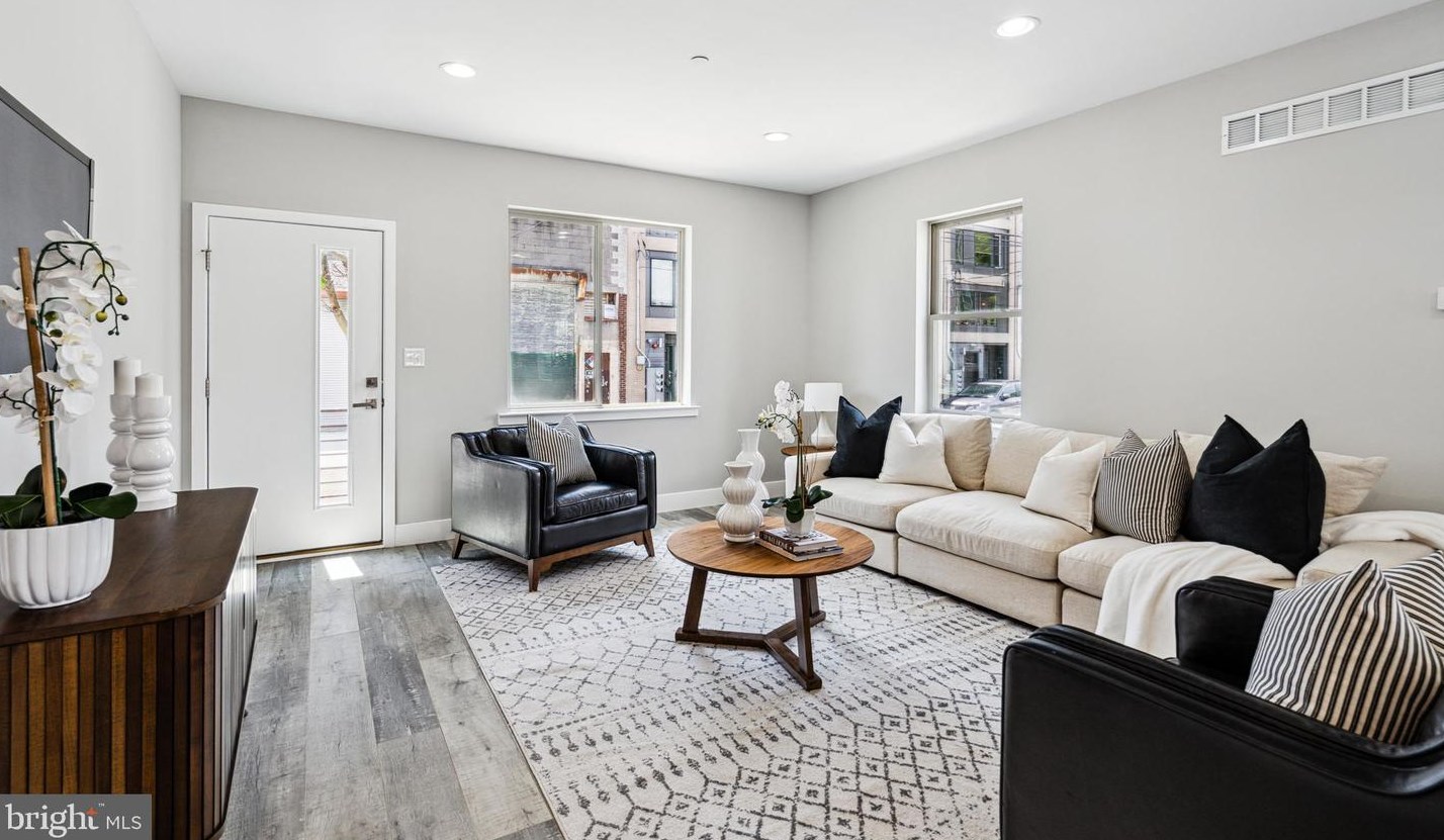 2620 Emerald St, Philadelphia, PA 19125-1134