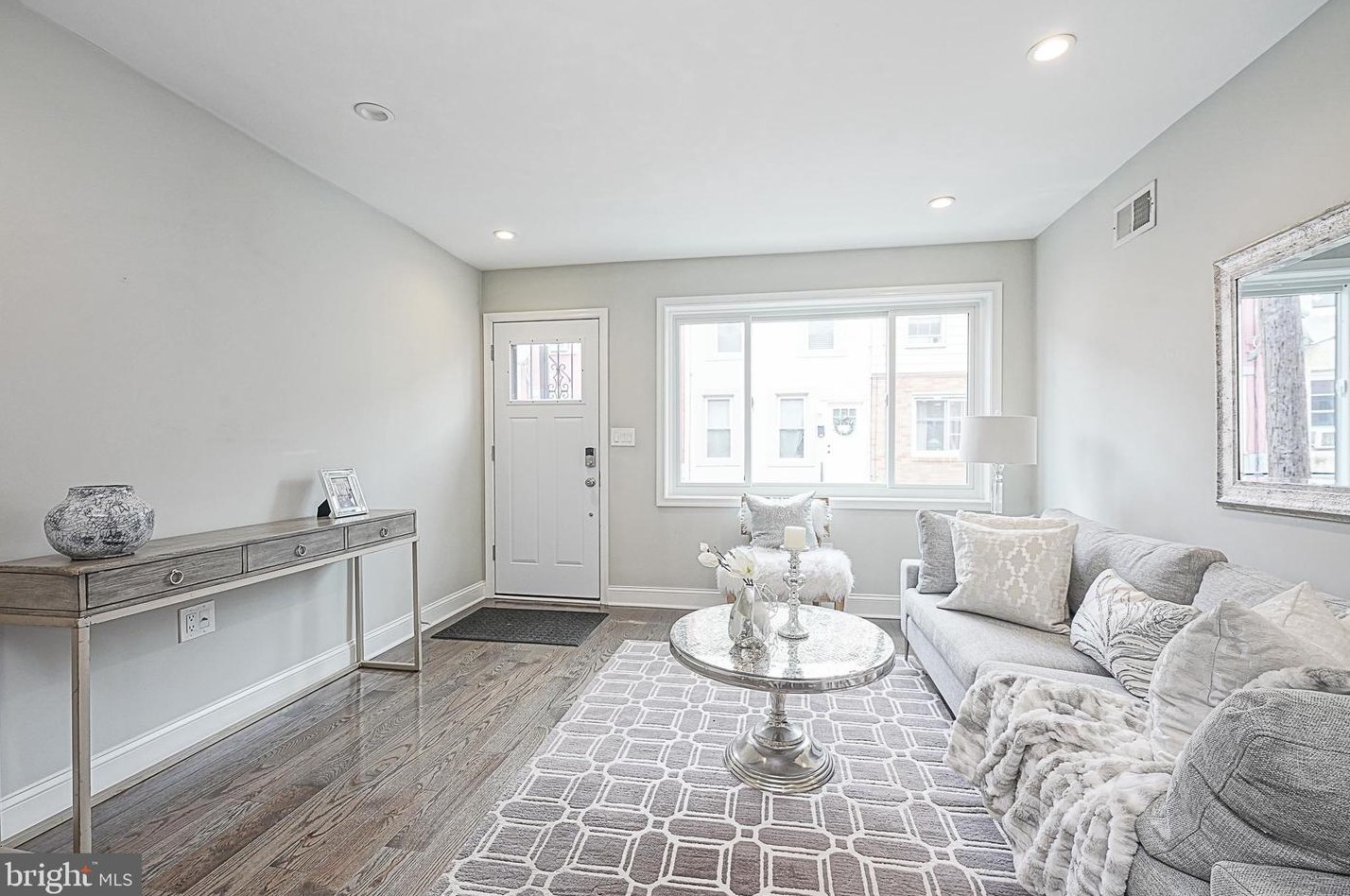 712 Pierce St, Philadelphia, PA 19148-1722