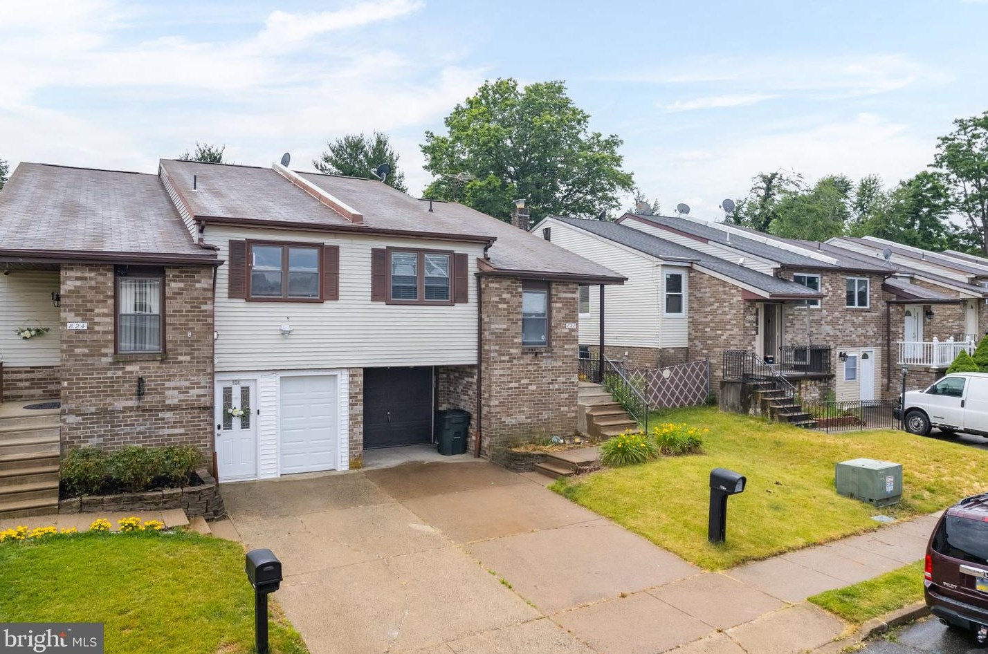 822 Barlow St, Philadelphia, PA 19116-2532