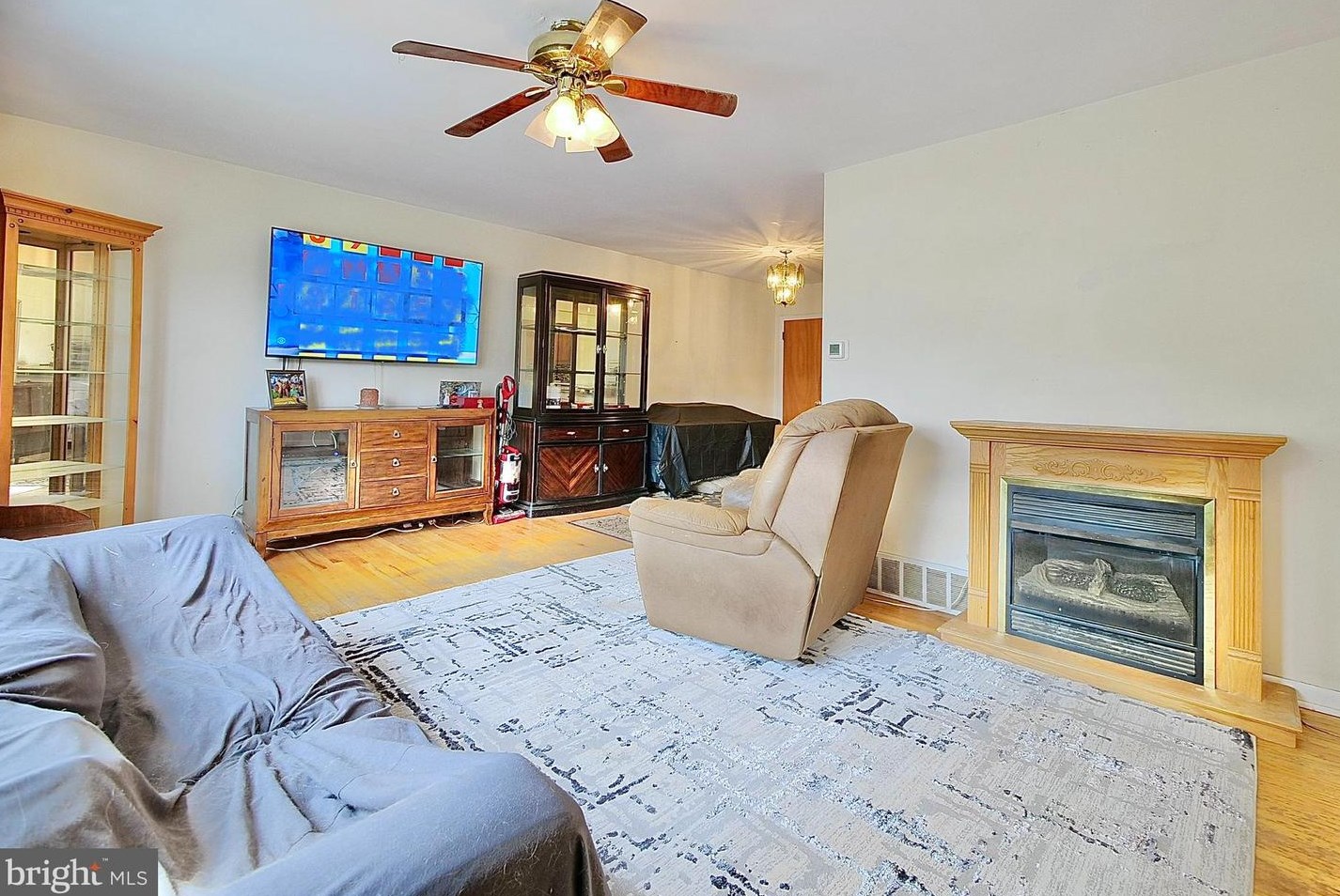 523 Wartman St, Philadelphia, PA 19128-3238