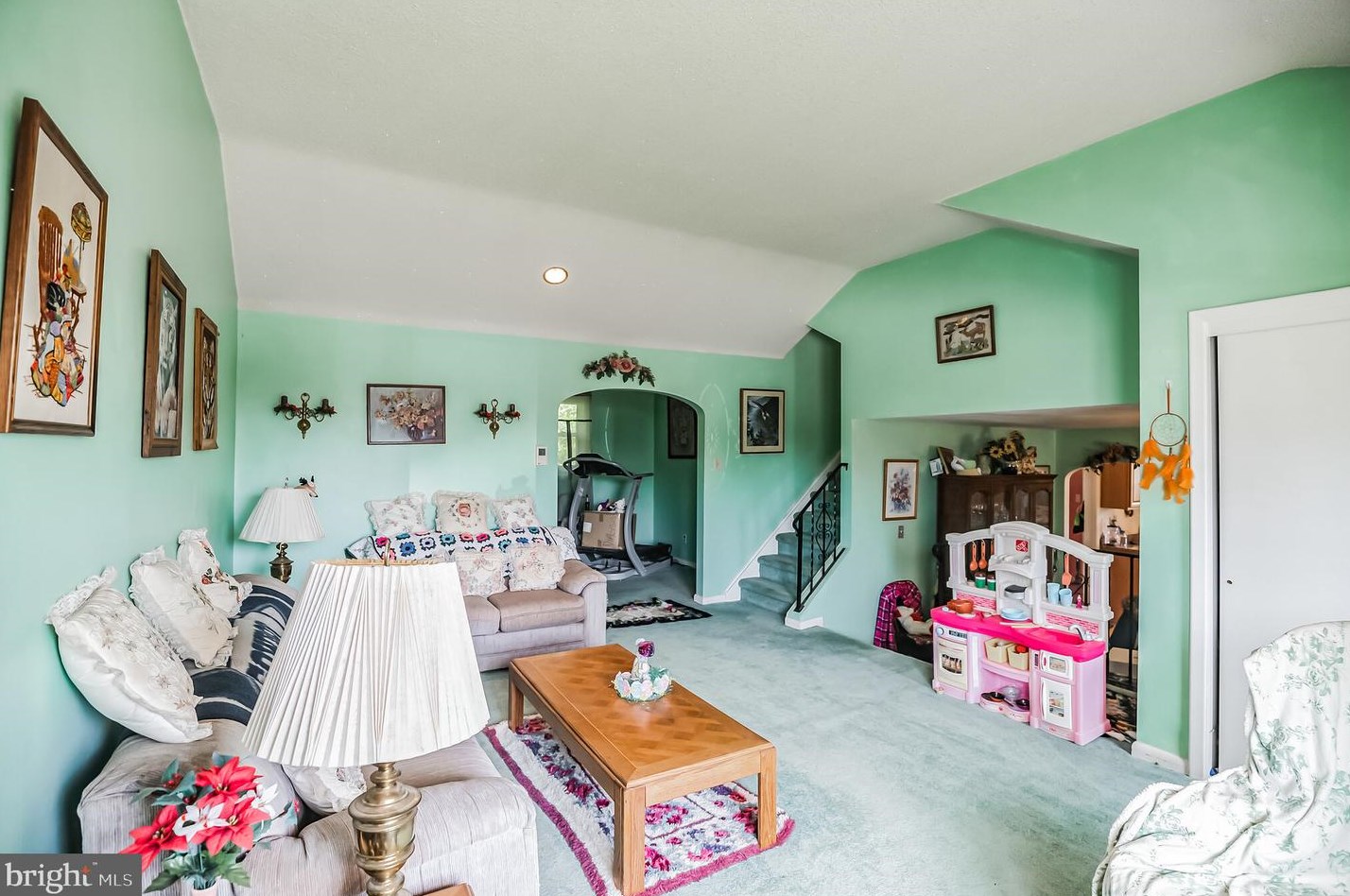 597 Paoli Ave, Philadelphia PA 19128-4328 exterior