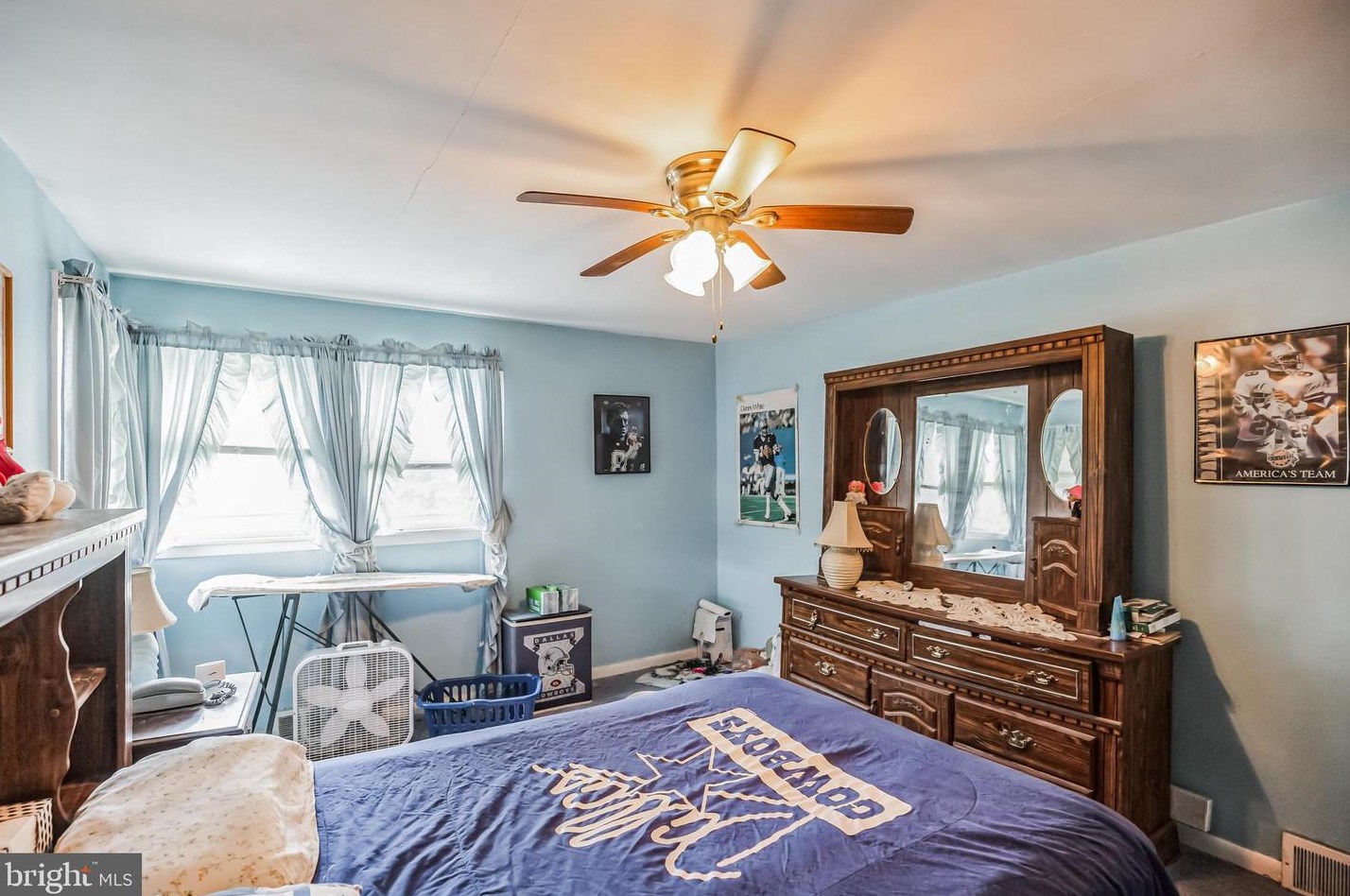 597 Paoli Ave, Philadelphia PA 19128-4328 exterior