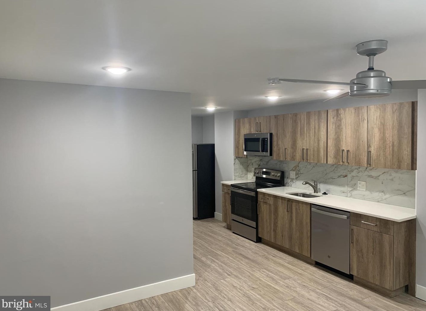 16 E Silver St, Philadelphia, PA 19134