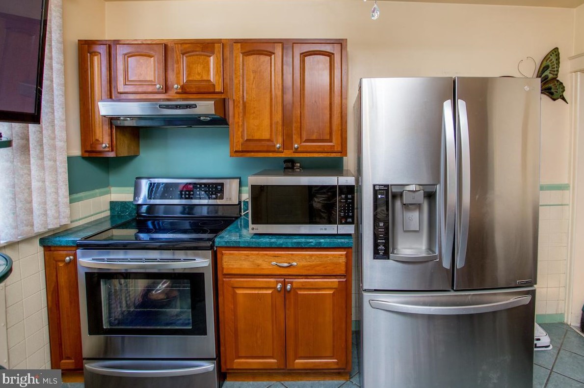 7525 Walnut Ln, Philadelphia PA 19144-2005 exterior