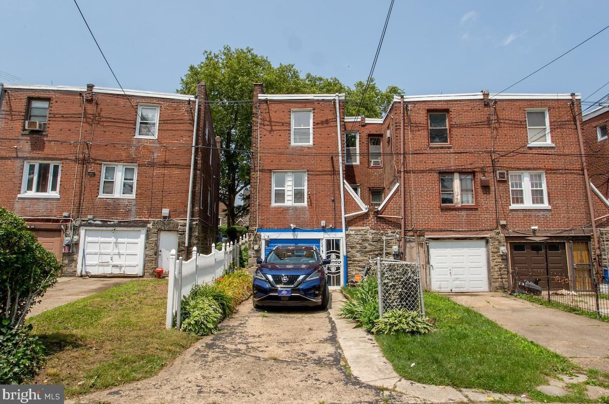 7525 Walnut Ln, Philadelphia PA 19144-2005 exterior