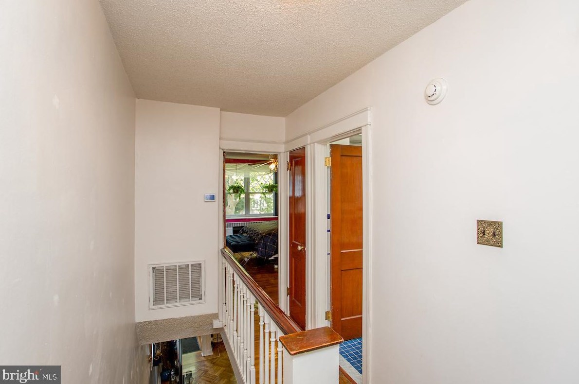 7525 Walnut Ln, Philadelphia PA 19144-2005 exterior