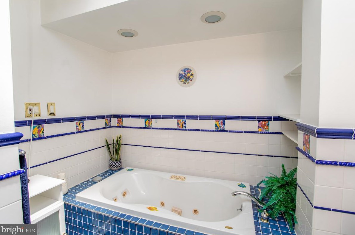 7525 Walnut Ln, Philadelphia PA 19144-2005 exterior